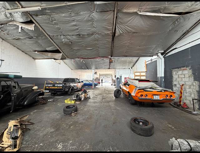 325M² BUILDING TO LET IN PAARDEN EILAND